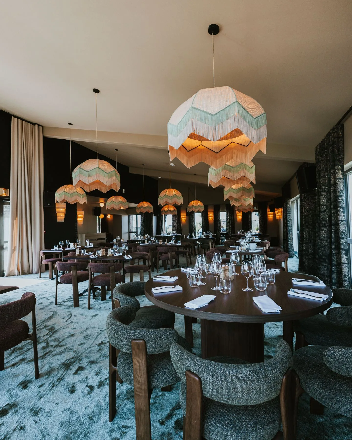 Salle principale du restaurant Le Manoir, décoration chic aux tons marron et vert