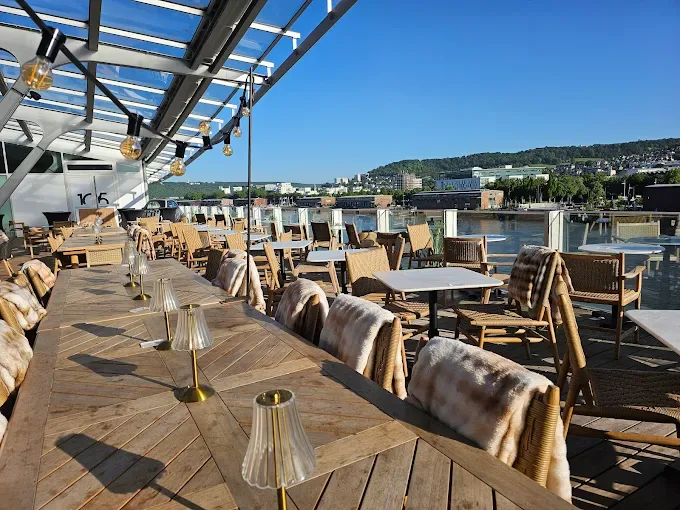Terrasse extérieure du Rouf avec vue panoramique sur les quais de Rouen