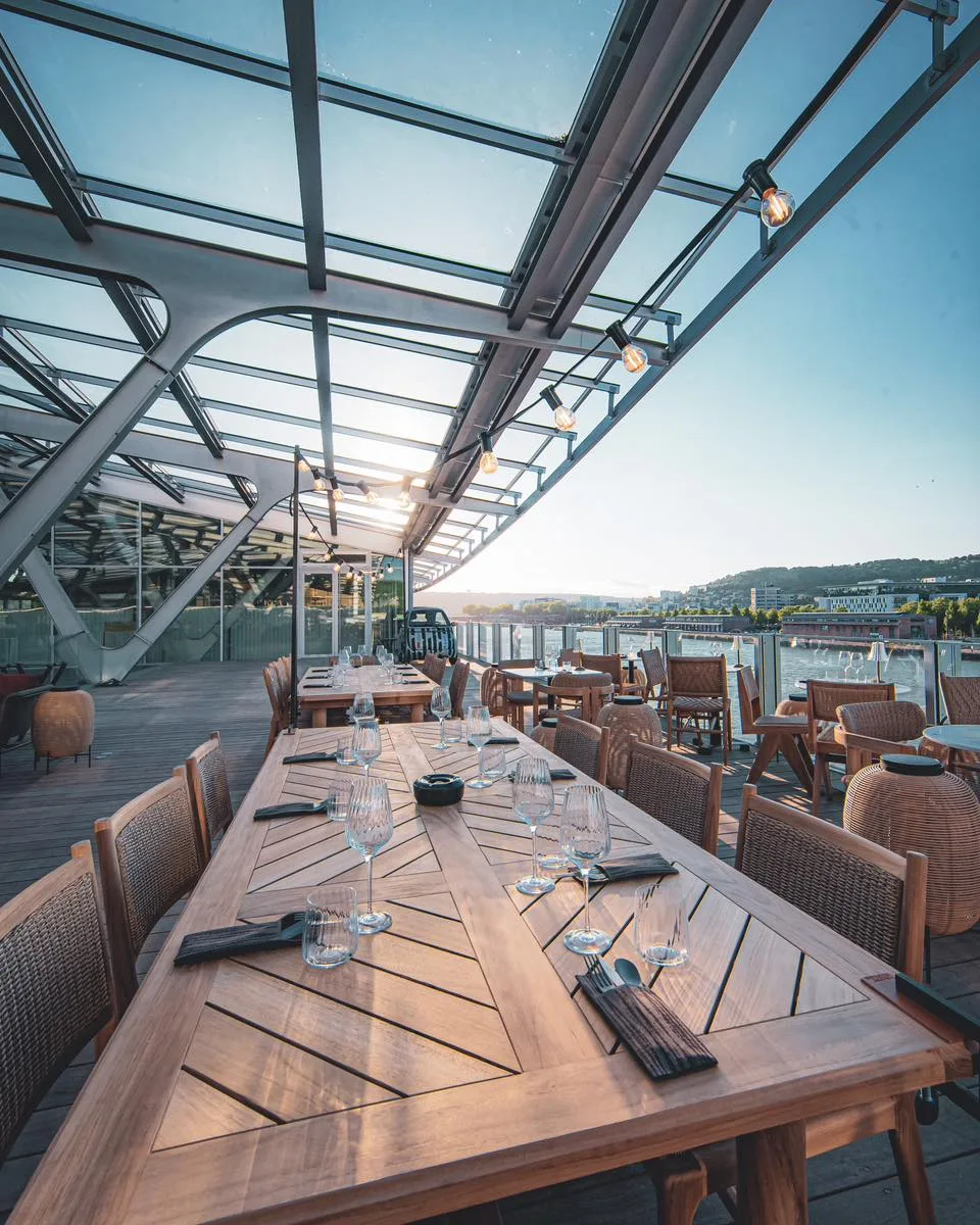Terrasse rooftop du Rouf avec vue sur la Seine au coucher du soleil