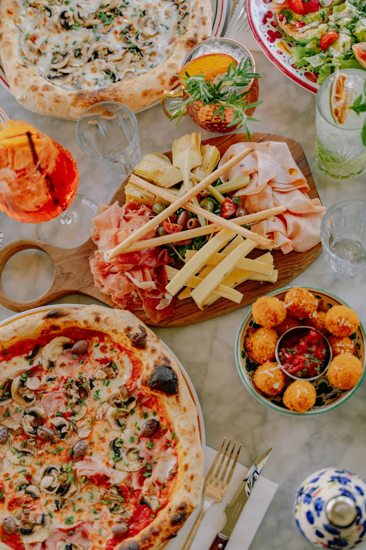 Pizza au feu de bois servie chez Pozzi Nonni à Bois-Guillaume