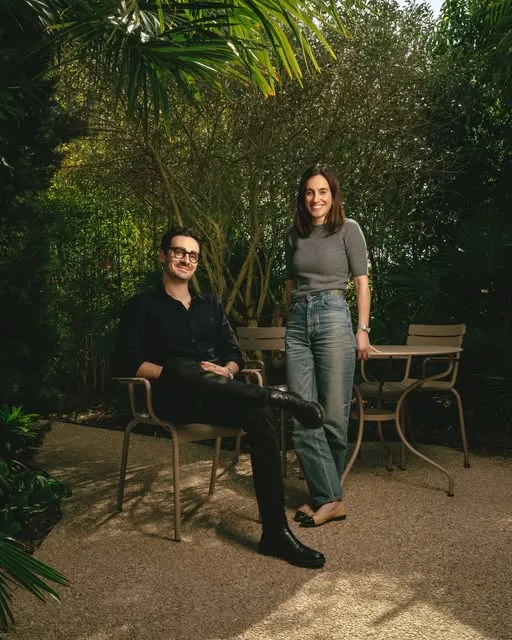 Tom et Fiona Lang, repreneurs de la Villa Léonard (groupe Normandy Hospitality), dans le jardin du restaurant